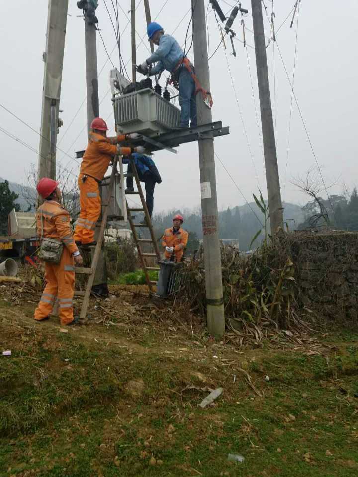守護(hù)燈火，電力人在行動(dòng)——松桃供電局一線員工春節(jié)保電側(cè)記