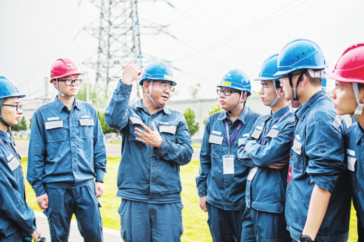 廣東電網(wǎng)東莞供電局變電管理二所檢修一班副班長何滿棠：“以匠人之心，守一畝三分地”