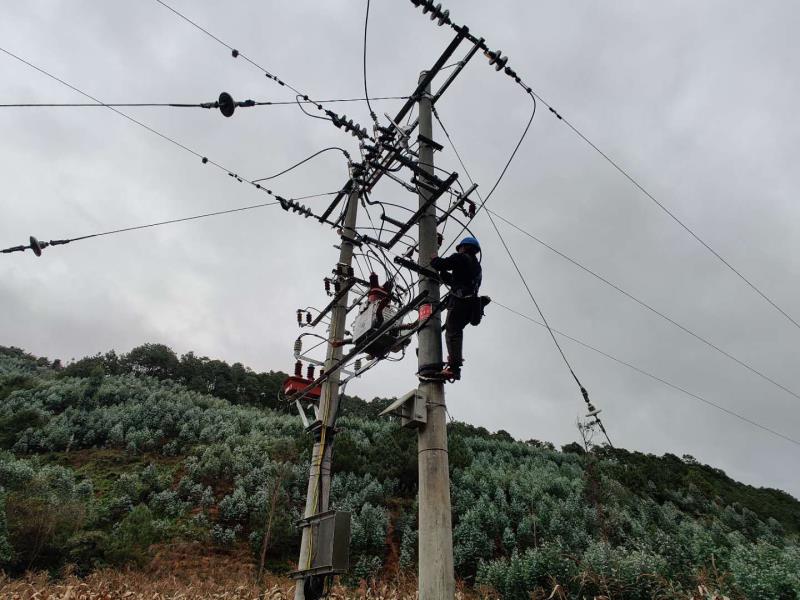 臨滄云縣供電局開展線路維護消缺，大幅提升供電可靠性