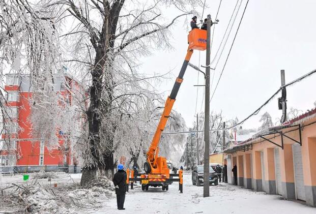 受強(qiáng)雨雪大風(fēng)冰凍天氣影響，吉林延邊全力搶修供電線路