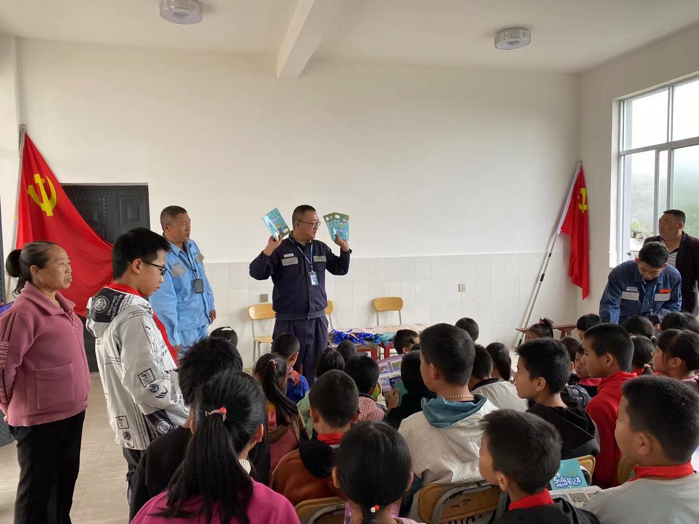 黨團聯(lián)合帶安全宣講進校園，“電”亮未來助成長