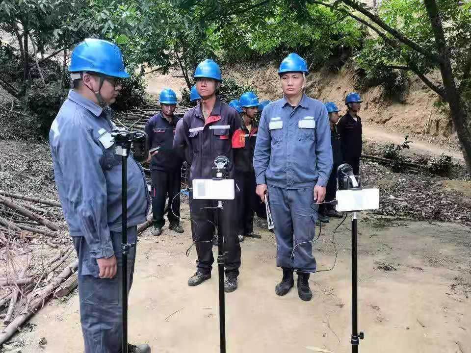 臨滄云縣供電局配電管理三所開展隱患整改，切實(shí)保障用戶用電安全