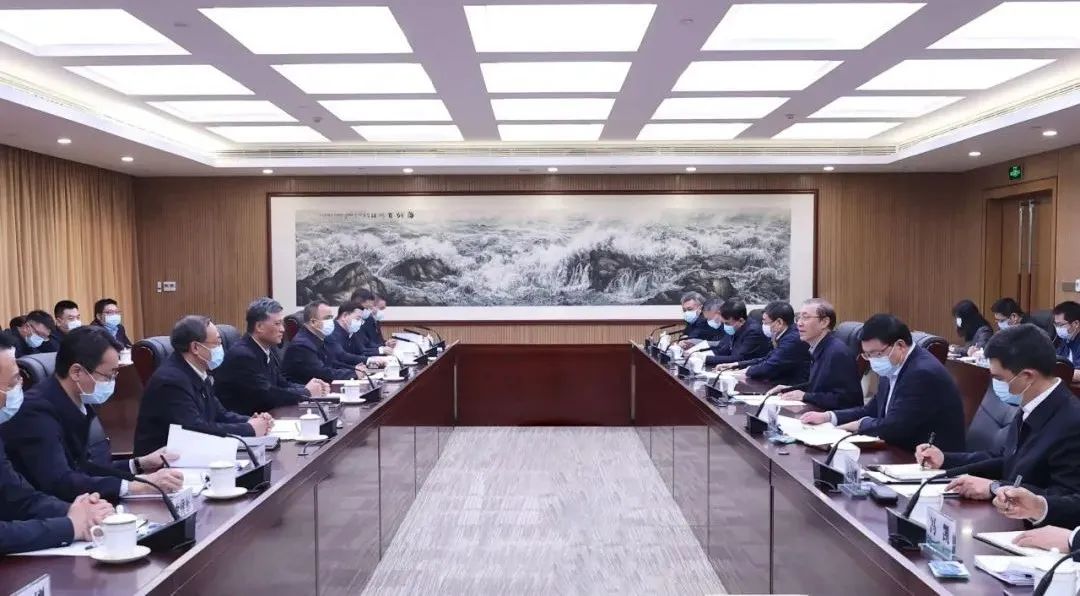辛保安、張智剛與新疆維吾爾自治區(qū)、新疆生產(chǎn)建設(shè)兵團(tuán)領(lǐng)導(dǎo)會(huì)談