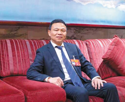 強(qiáng)電網(wǎng)優(yōu)服務(wù) 推動(dòng)城鄉(xiāng)一體化發(fā)展——訪全國(guó)人大代表、奧克斯集團(tuán)有限公司董事長(zhǎng)鄭堅(jiān)江