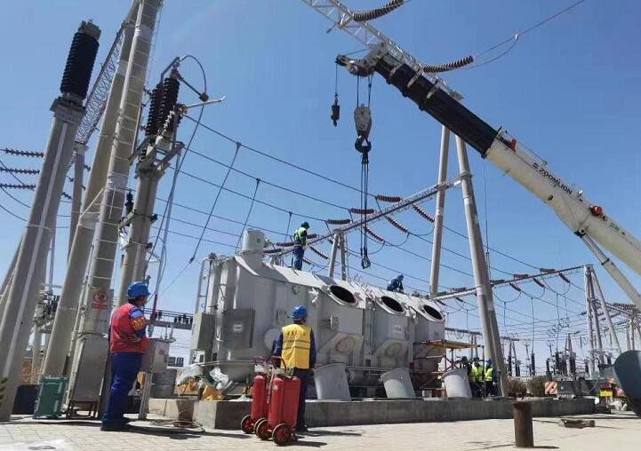 吊罩成功！主變大修工程為“綠色電”保駕護航