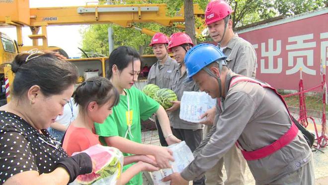 四川什邡：電力工人高溫保電忙，社區(qū)群眾熱情慰問表感謝