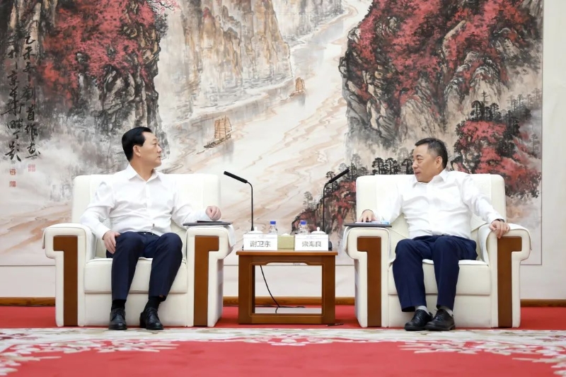 中國能建黨委書記、董事長(zhǎng)宋海良與朝陽市市長(zhǎng)謝衛(wèi)東會(huì)談