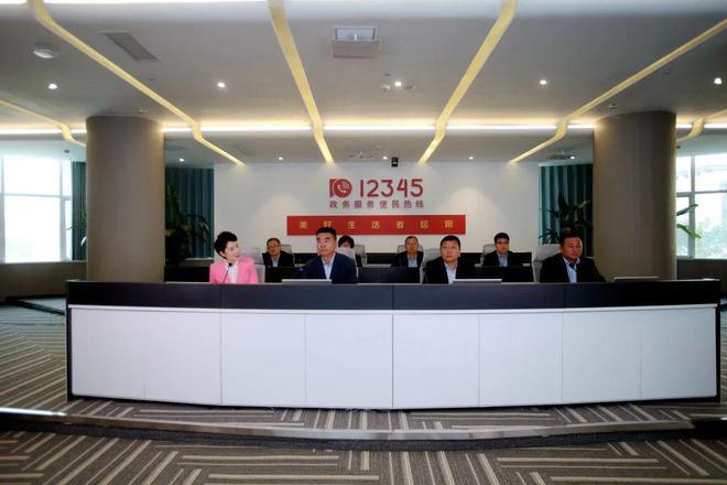 國網(wǎng)信陽供電公司領(lǐng)導現(xiàn)場接聽12345政務(wù)服務(wù)便民熱線