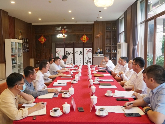 中國電建黨委常委、副總經(jīng)理徐鵬程與海南萬寧市委書記蓋文啟、市長王三防座談