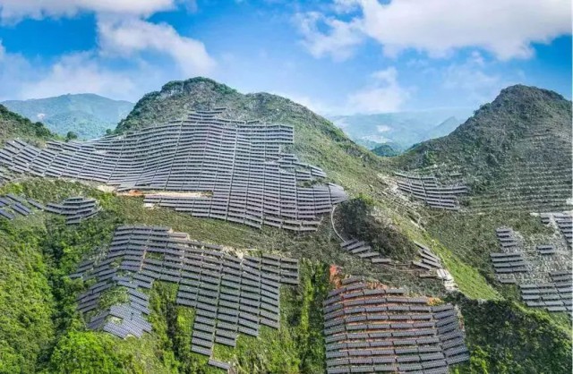 全國(guó)首例！吉電股份“大容量、高坡度”集中式山地光伏項(xiàng)目并網(wǎng)
