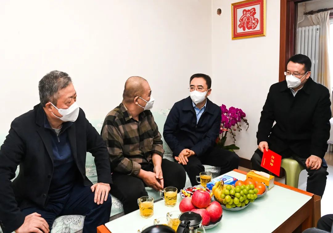 鄒磊、劉明勝走訪慰問退休老領(lǐng)導(dǎo)、勞模遺屬、困難黨員群眾