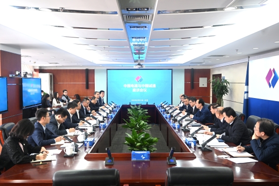 中國電建黨委書記、董事長丁焰章與中國誠通集團黨委書記、董事長朱碧新會談