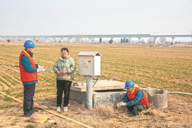 山東省梁山縣：黃河灘區(qū)上，井在地頭，電到井口
