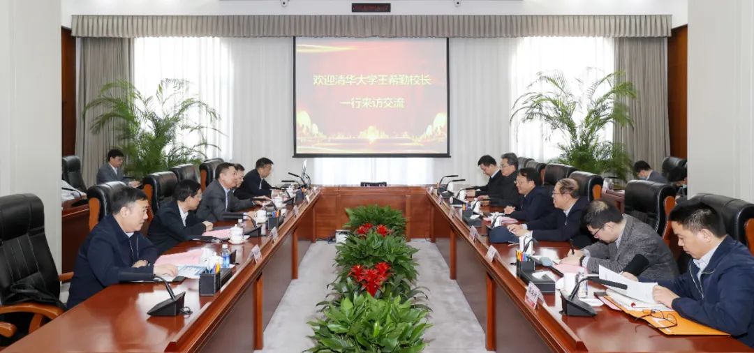 顧軍與清華大學(xué)黨委副書記、校長(zhǎng)王希勤會(huì)談