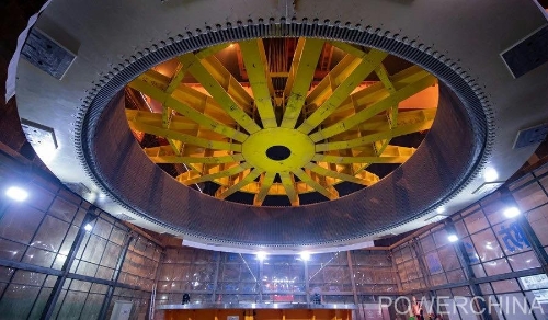 黃河上游在建海拔最高、裝機(jī)容量最大的水電站首臺(tái)機(jī)組定子順利吊裝