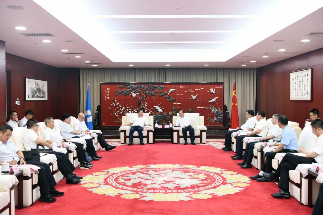 江毅與廣西壯族自治區(qū)人民政府黨組成員、國(guó)資委黨委書記秦如培舉行會(huì)談