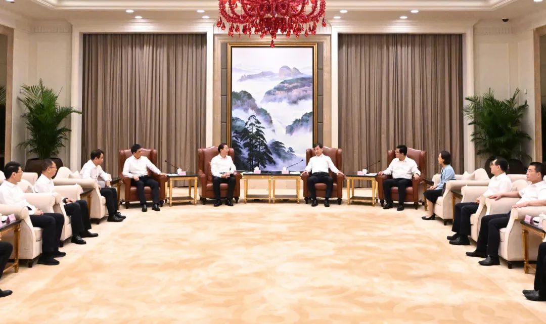 國家電網(wǎng)公司董事長、黨組書辛保安與福建省委書記周祖翼、省長趙龍會(huì)談