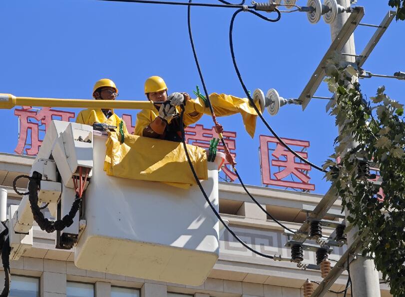 阿拉善供電公司迎夏峰帶電消缺，保醫(yī)電“汗”衛(wèi)民生