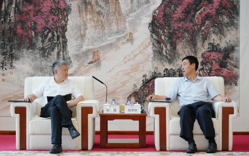 中國能建黨委副書記、總經(jīng)理孫洪水與重慶兩江投資集團(tuán)黨委書記、董事長李謹(jǐn)會談