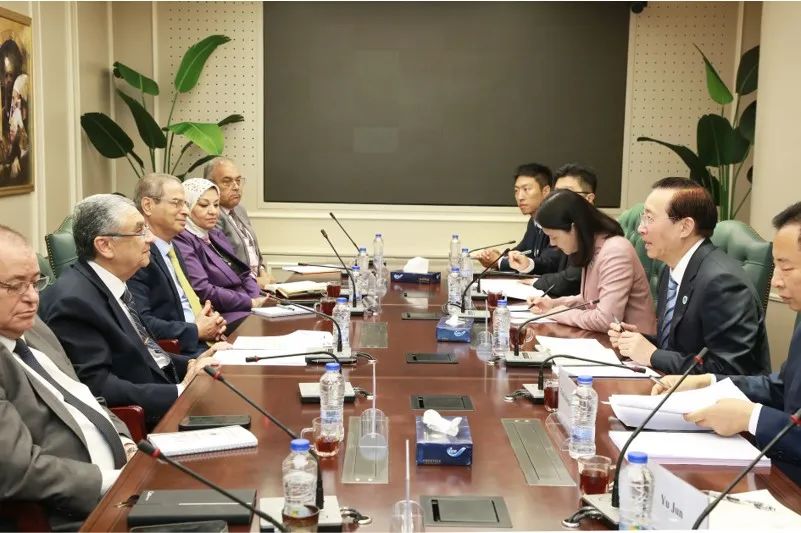 國家電網(wǎng)董事長辛保安與埃及電力部部長沙赫爾、中國駐埃及大使廖力強(qiáng)會談