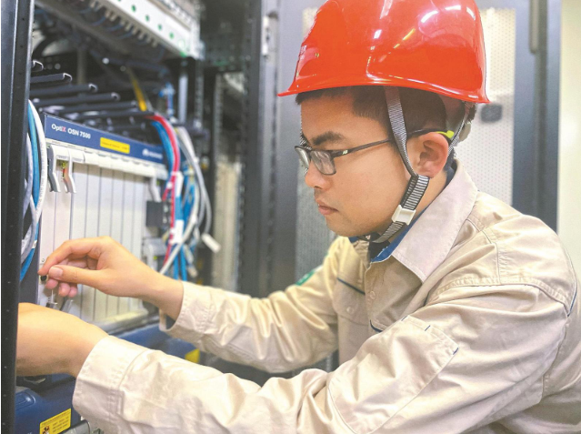 肖云杰： 刻苦鉆研，他成了電力通信骨干