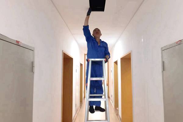 圖為物業(yè)人員利用節(jié)假日對值班宿舍電纜廊道、空調管道進行檢查和維護