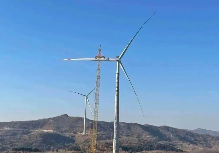 中石化起運(yùn)公司營(yíng)口風(fēng)電項(xiàng)目首臺(tái)混塔圓滿(mǎn)吊裝！