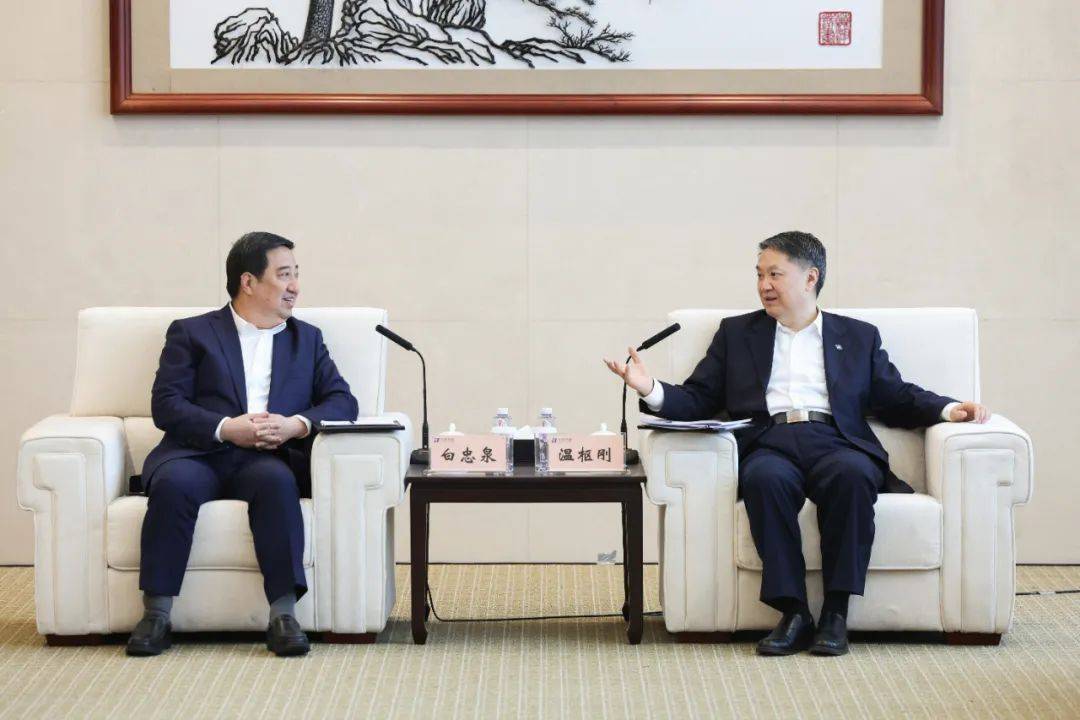 中國電氣裝備董事長白忠泉、總經(jīng)理周群拜訪中國華能董事長溫樞剛