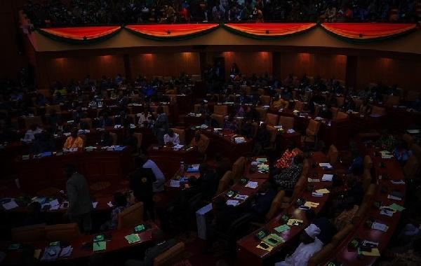 英媒：加納議會(huì)欠電費(fèi)，電力公司拉閘打斷國(guó)情咨文