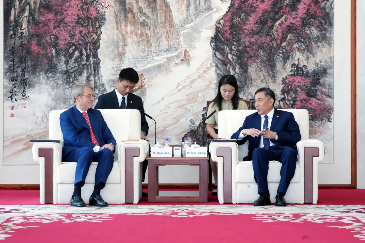 中國能建董事長(zhǎng)宋海良與泰國比格集團(tuán)董事長(zhǎng)哈羅德·林克會(huì)談