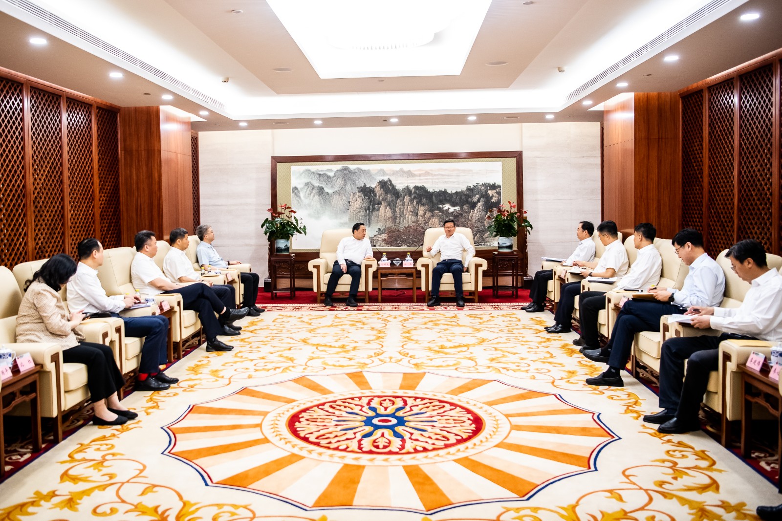 國家能源集團公司總經理、黨組副書記余兵會見鎮(zhèn)江市委書記馬明龍一行