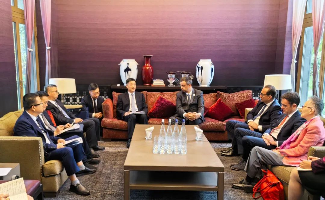 東方電氣集團黨組書記、董事長俞培根與法國電力集團董事長兼首席執(zhí)行官呂克·雷蒙會談