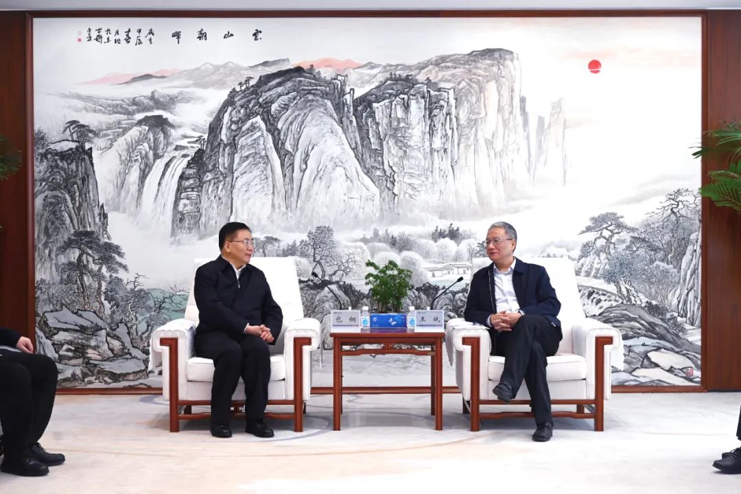 中國電建黨委副書記、總經(jīng)理王斌與內(nèi)蒙古自治區(qū)黨委常委、呼和浩特市委書記包鋼會(huì)談