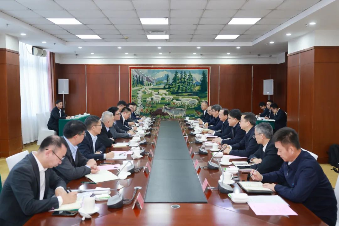 華電集團黨組書記、董事長江毅與上海電氣黨委書記、董事長吳磊舉行會談