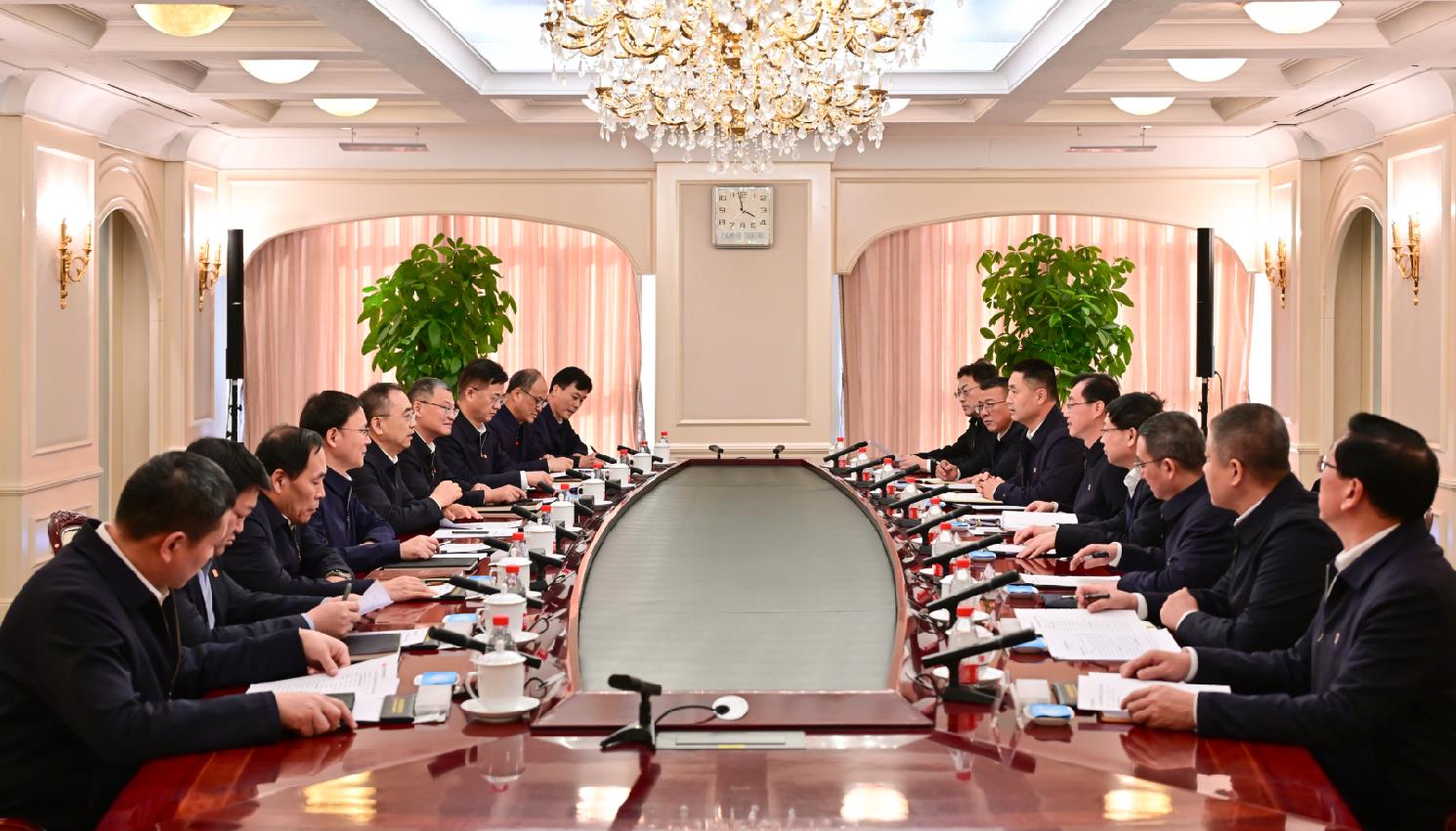 大唐集團董事長鄒磊、總經(jīng)理張傳江與中國安能董事長陳奕輝、總經(jīng)理周慶豐會談