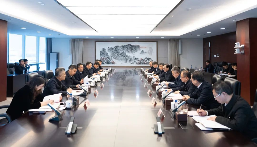 華電集團(tuán)董事長(zhǎng)江毅、總經(jīng)理葉向東與哈電集團(tuán)董事長(zhǎng)曹志安、總經(jīng)理黃偉舉行會(huì)談