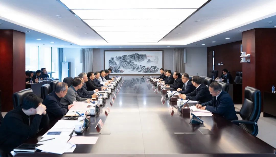 華電集團(tuán)董事長(zhǎng)、黨組書(shū)記江毅與北京市政府黨組成員、副市長(zhǎng)文獻(xiàn)舉行會(huì)談