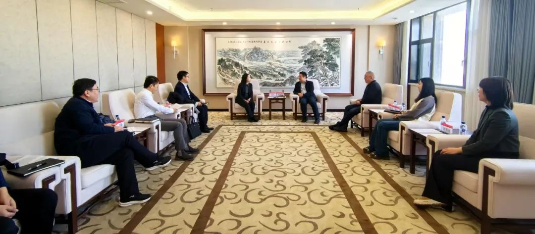 中國(guó)農(nóng)業(yè)銀行吉林省分行黨委委員、副行長(zhǎng)兼長(zhǎng)春分行黨委書記、行長(zhǎng)曹紅一行拜訪華電吉林公司