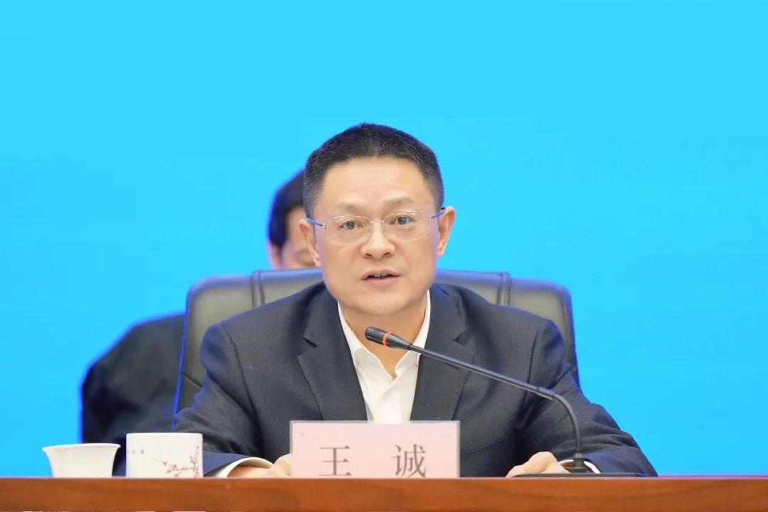 這一新成立能源集團，董事長、總經理亮相