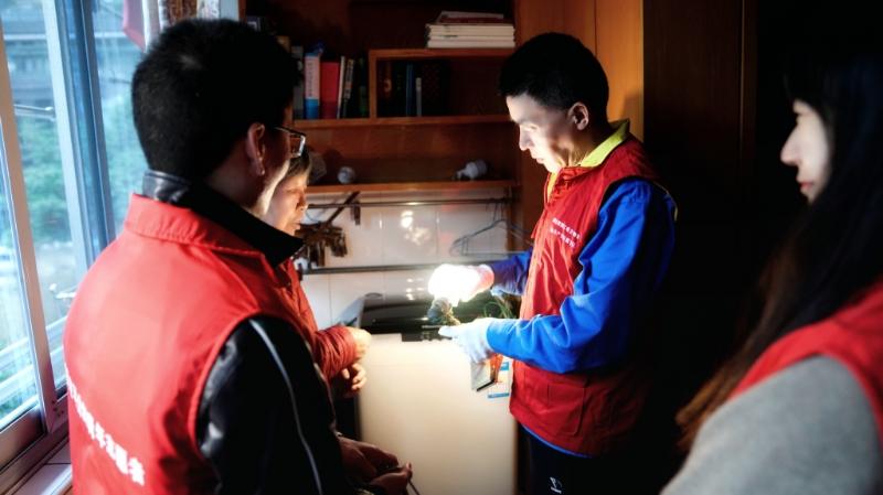 國網(wǎng)浙江物資公司電力青年主動上門服務，“電暖”千萬家