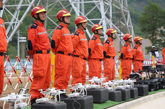 國網(wǎng)天水供電公司無人機(jī)班組里的 “老兵飛手